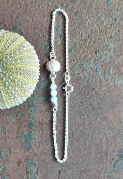 Zartes Silber Armband mit mini Muschel Hälfte und Aquamarin