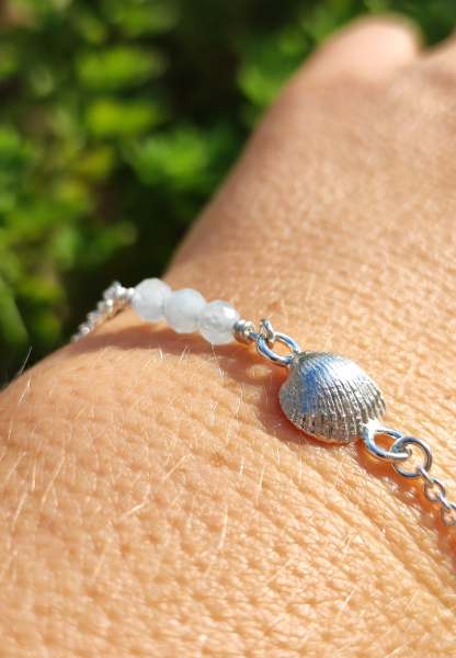 Zartes Silber Armband mit mini Muschel Hälfte und Aquamarin