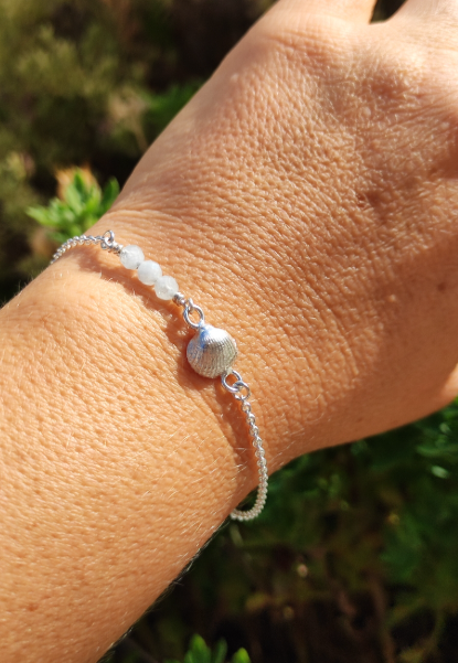 Zartes Silber Armband mit mini Muschel Hälfte und Aquamarin