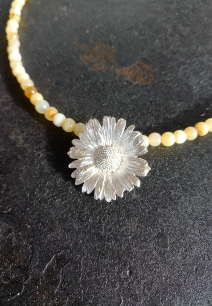 Gänseblümchen Collier mit gelbem Opal