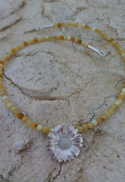 Gänseblümchen Collier mit gelbem Opal