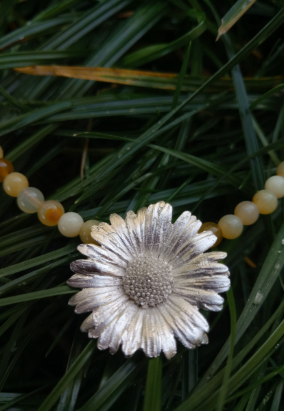 Gänseblümchen Collier mit gelbem Opal