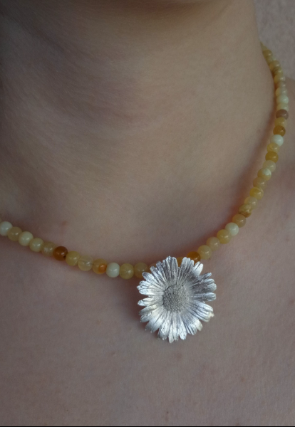 Gänseblümchen Collier mit gelbem Opal