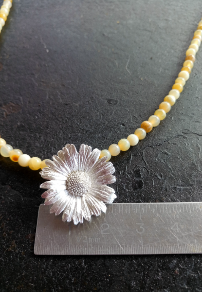 Gänseblümchen Collier mit gelbem Opal