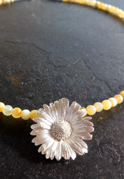 Gänseblümchen Collier mit gelbem Opal