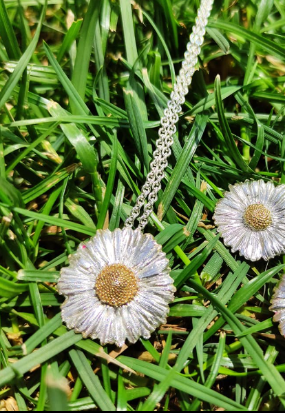 Set Nr.14 Gänseblümchen Anhänger und Ohrstecker mit vergoldeter Mitte