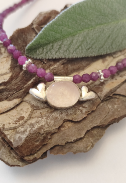 Herz Collier mit Rosenquarz und Rubinkette