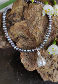 Märzenbecher Collier mit Süßwasserperlen