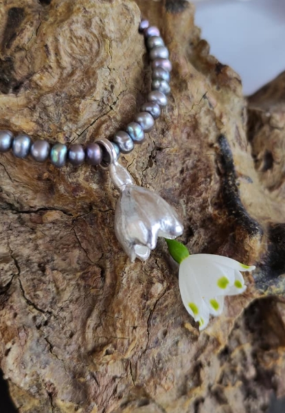 Märzenbecher Collier mit Süßwasserperlen