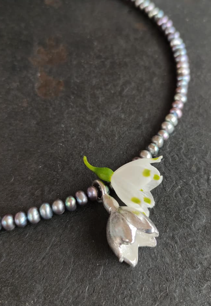 Märzenbecher Collier mit Süßwasserperlen