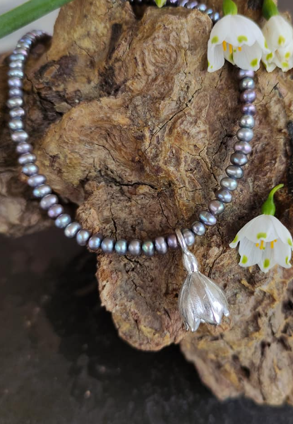 Märzenbecher Collier mit Süßwasserperlen