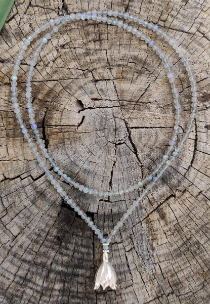 Lange Labradorit Kette mit Märzenbecher