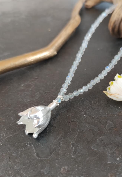 Lange Labradorit Kette mit Märzenbecher