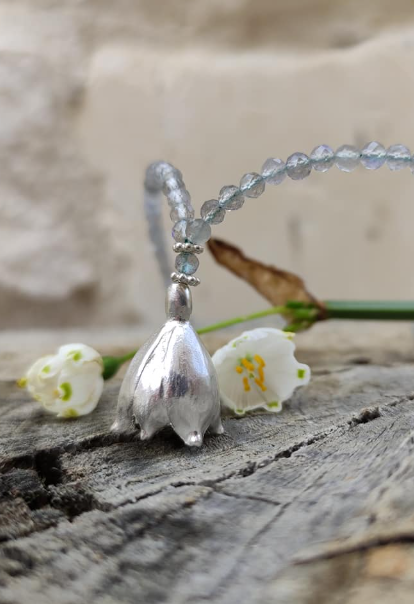 Lange Labradorit Kette mit Märzenbecher