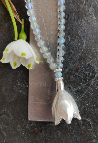 Lange Labradorit Kette mit Märzenbecher