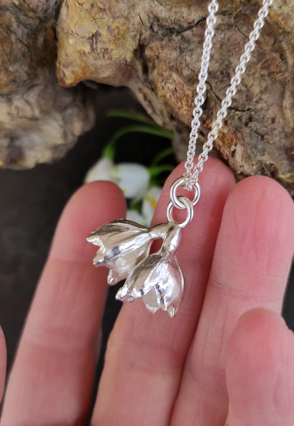 Märzenbecher Anhänger mit zwei Blüten