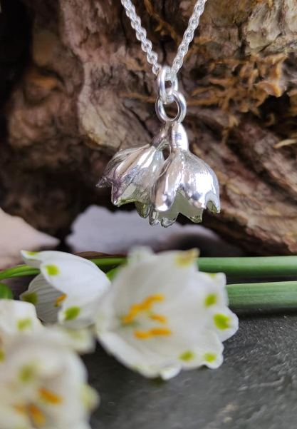 Märzenbecher Anhänger mit zwei Blüten