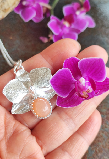 Mini Orchidee Anhänger mit Mondstein