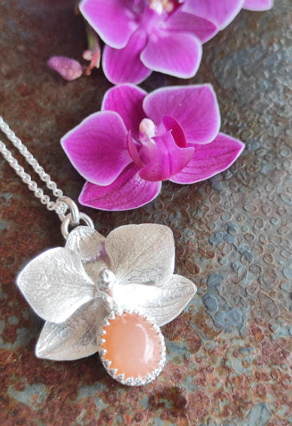 Mini Orchidee Anhänger mit Mondstein