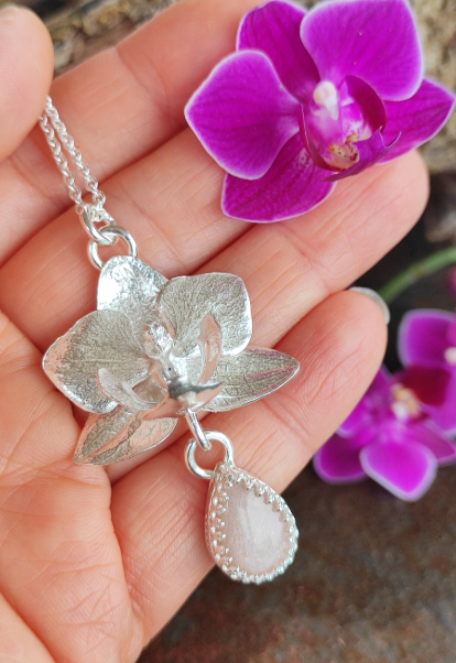 Mini Orchidee Anhänger mit rosa Sonnenstein