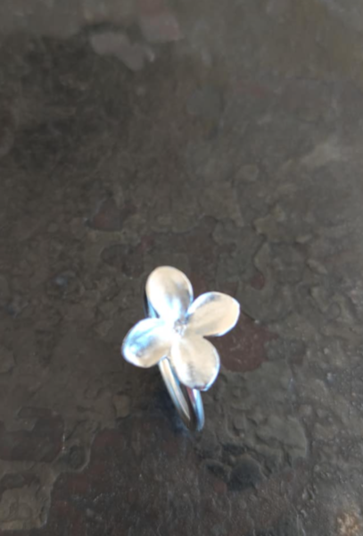 Zarter Flieder Blüten Ring