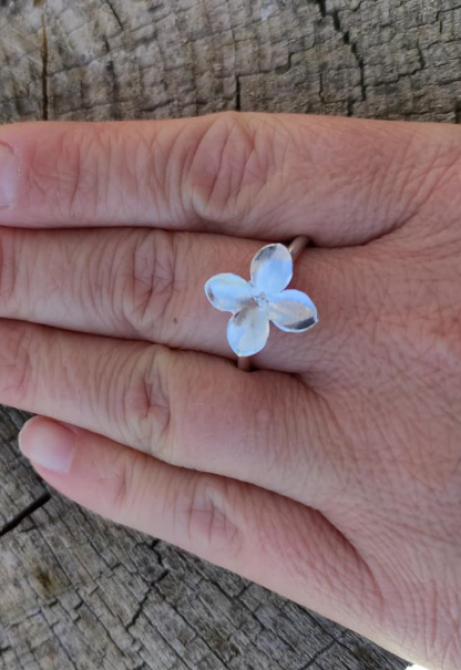 Zarter Flieder Blüten Ring
