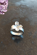 Flieder Blüten Ring mit breiter Ringschiene