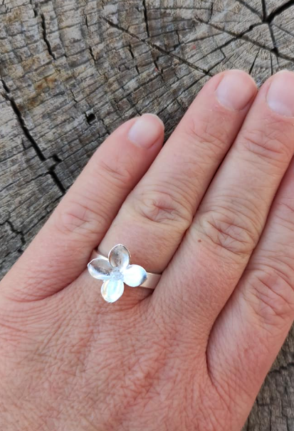 Flieder Blüten Ring mit breiter Ringschiene