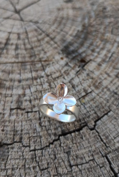 Flieder Blüten Ring mit breiter Ringschiene
