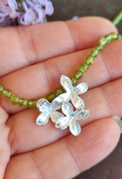 Zartes Fliederblüten Collier mit Peridot