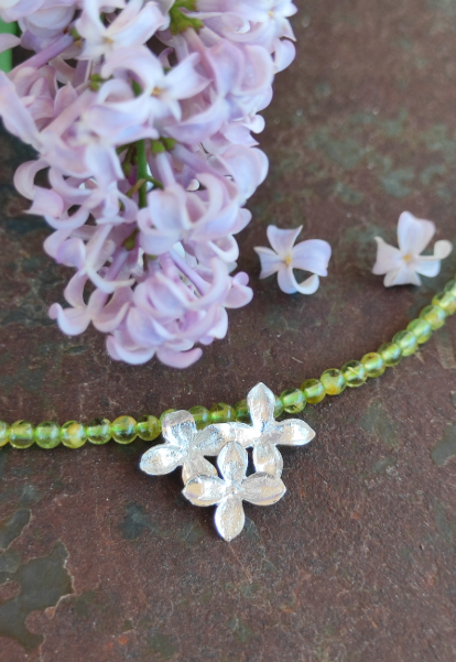 Zartes Fliederblüten Collier mit Peridot