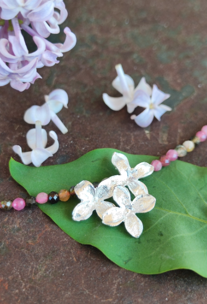 Zartes Fliederblüten Collier mit buntem Turmalin