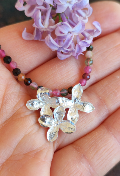 Zartes Fliederblüten Collier mit buntem Turmalin