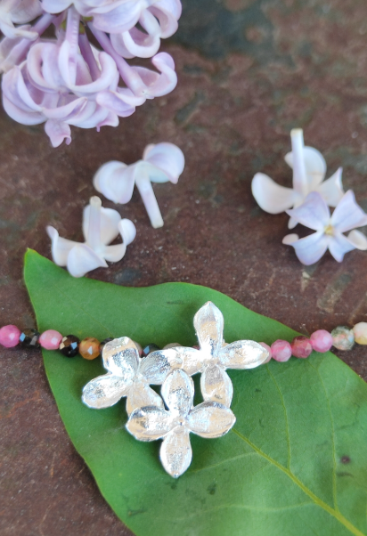 Zartes Fliederblüten Collier mit buntem Turmalin