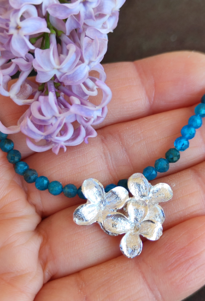 Zartes Fliederblüten Collier mit Apatit