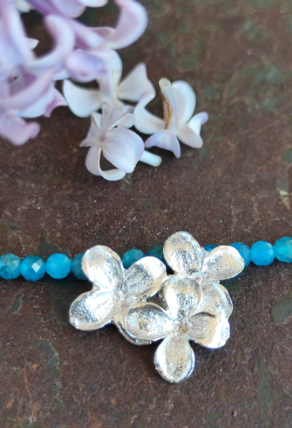 Zartes Fliederblüten Collier mit Apatit