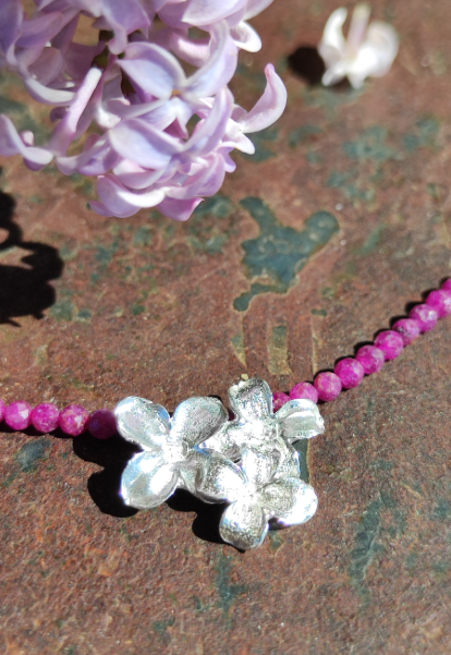 Zartes Fliederblüten Collier mit Rubin
