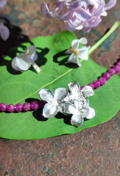 Zartes Fliederblüten Collier mit Rubin