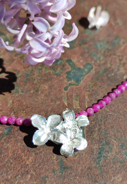 Zartes Fliederblüten Collier mit Rubin