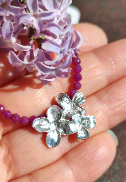 Zartes Fliederblüten Collier mit Rubin