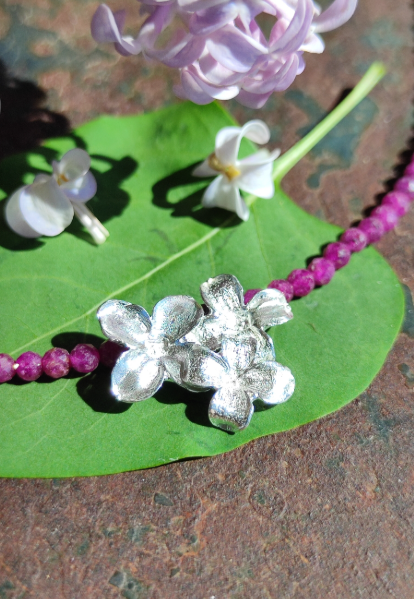 Zartes Fliederblüten Collier mit Rubin