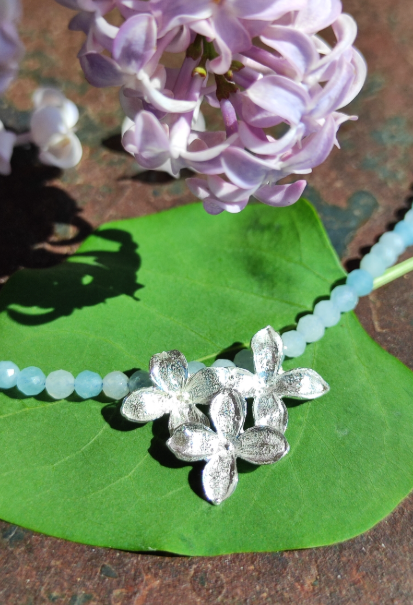Zartes Fliederblüten Collier mit Aquamarin