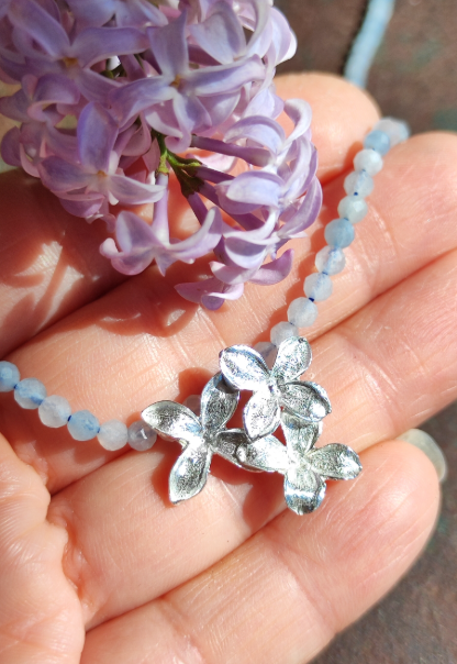 Zartes Fliederblüten Collier mit Aquamarin