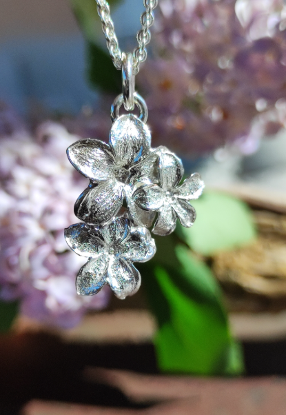 Flieder Blüten Anhänger mit drei fünfblättrigen Blüten