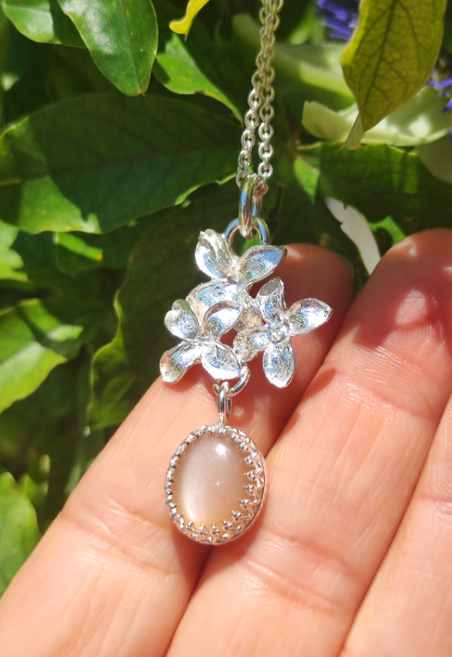 Flieder Blüten Anhänger mit Sonnenstein