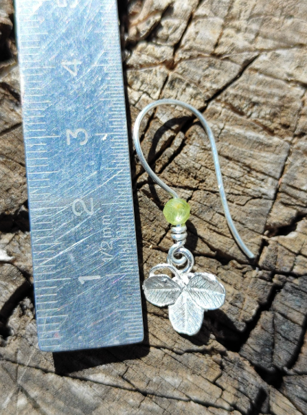 Mini Kleeblatt Ohrhänger mit Peridot