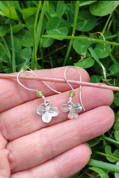 Mini Kleeblatt Ohrhänger mit Peridot