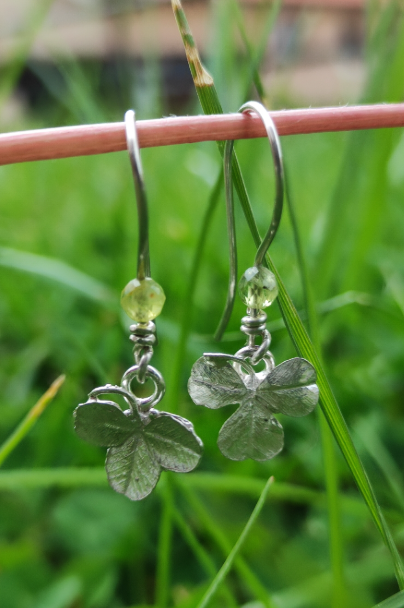 Mini Kleeblatt Ohrhänger mit Peridot