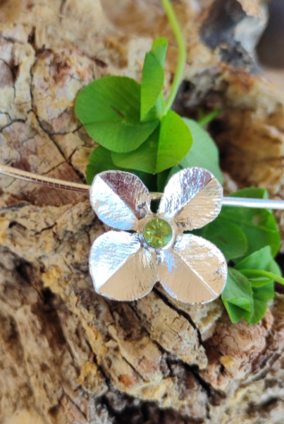 Glücks Klee Anhänger mit Peridot