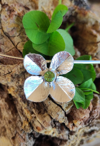 Glücks Klee Anhänger mit Peridot
